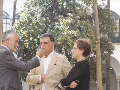 José Antonio Griñán conversa ayer en el Parlamento con José Antonio Viera y Carmen Martínez Aguayo.