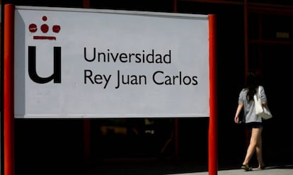 Una alumna, junto a un cartel de la Universidad Rey Juan Carlos.