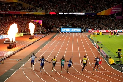 Los ocho atletas participantes cruzan la meta en el Estadio Olímpico de Londres.