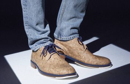 Los zapatos son de camper y el material de corcho.