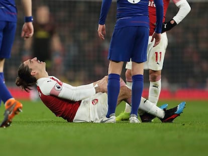 Bellerín, en el momento de la lesión contra el Chelsea.