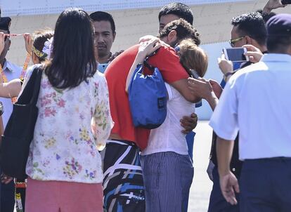 El español David Hernández Gasulla, de rojo, abraza a un familiar a su llegada al aeropuerto internacional de Kota Kinabalu en Malasia.