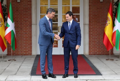 Reunión del presidente del Gobierno, Pedro Sánchez, con el lehendakari Imanol Pradales, del PNV, en la Palacio de la Moncloa.