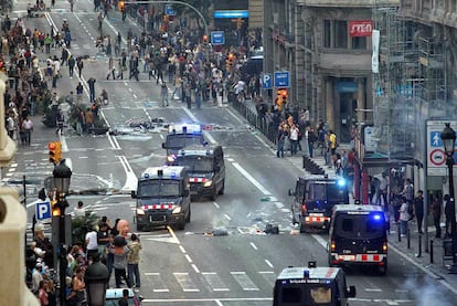 Furgonetas de la brigada antidisturbios de los Mossos en la Via Laietana el mircoles.