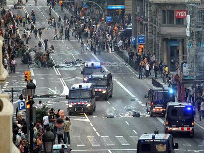 Furgonetas de la brigada antidisturbios de los Mossos en la Via Laietana el miércoles.