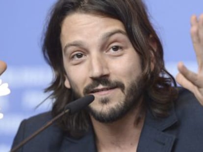 El director mexicano Diego Luna durante una rueda de prensa ofrecida con motivo de la presentaci&oacute;n de la pel&iacute;cula &quot;C&eacute;sar Ch&aacute;vez&quot;, durante la 64&ordf; edici&oacute;n del Festival de Cine de Berl&iacute;n.