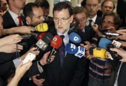 GRA70 MADRID,46/2012.- El presidente del Gobierno, Mariano Rajoy, contestas a las preguntas de los periodistas  a su llegada al Senado donde se reuni&oacute; con los miembros del grupo popular en esa c&aacute;mara. Rajoy ha considerado hoy que la bajada del paro registrado en mayo le reafirma en que la pol&iacute;tica econ&oacute;mica que est&aacute; llevando a cabo el Ejecutivo es &quot;la adecuada&quot;. EFE/J.J.Guillen