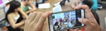 Alumnos bonaerenses usan dispositivos tecnológicos.