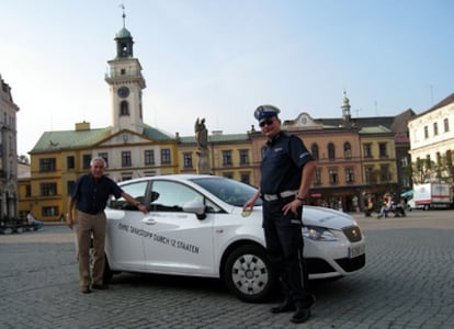 El austriaco Gerhard Plattner junto al policía que selló el depósito en la ciudad polaca de Cieszyn, donde comenzó el desafío.