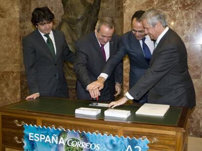 El presidente del CSIC, Emilio Lora-Tamayo (segundo por la izquierda) en la presentaci&oacute;n de un sello conmemorativo de la instituci&oacute;n