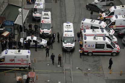 El atentado fue reivindicado por el grupo armado Halcones de la Libertad del Kurdistán (TAK), que también se reclamó autor de otro ataque suicida, a mediados de febrero, que dejó una treintena de muertos en Ankara. En la imagen, ambulancias en la zona de la explosión.