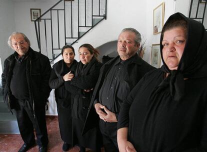 Los familiares de José Reyes, de izquierda a derecha, Manuel Heredia, Araceli Reyes (hija), Mari Carmen Cádiz (viuda), Antonio Reyes (hermano) y Dolores Reyes (hermana).