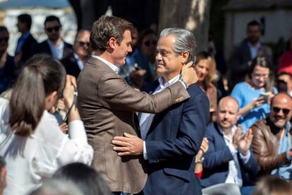 El líder de Ciudadanos, Albert Rivera, se abraza a Marcos de Quinto, su número dos al Congreso por Madrid, durante la campaña electoral del 28-A.
