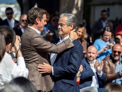 El líder de Ciudadanos, Albert Rivera, se abraza a Marcos de Quinto, su número dos al Congreso por Madrid, durante la campaña electoral del 28-A.