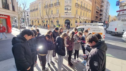 Estudiantes utilizando una aplicacin mvil para medir la altitud de los tramos de la calle y comprobar su desnivel.