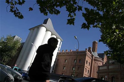 Obsesionados por la condición líquida de la luz, por los materiales y la relación del edificio con el entorno, Emilio Tuñón y Luis Mansilla consiguen en el Archivo y Biblioteca de la Comunidad de Madrid (Ramírez de Prado, 3; metro Delicias) que una antigua fábrica de cervezas, El Águila, vea amplificados sus discretos muros de ladrillo gracias a un sutil encaje con el vidrio y el hormigón. También firmarán el futuro Museo de las Colecciones Reales, junto al Palacio de Oriente.