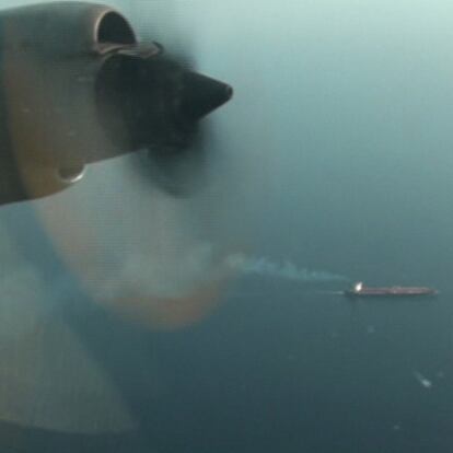 Imagen tomada desde el P-3 Orión en el momento de pasar por encima del barco pirata y lanzar un bote de humo