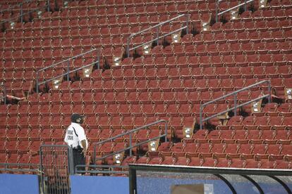 Un guardia de seguridad vigila las gradas antes del partido de fútbol entre el Dallas y el Nashville SC, en Dallas (Estados Unidos).