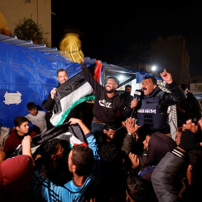 Palestinians react to news on a ceasefire deal with Israel, in Khan Younis in the southern Gaza Strip, January 15, 2025. REUTERS/Mohammed Salem

