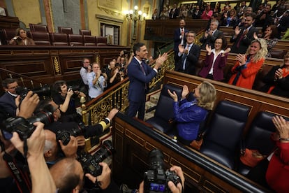 Pedro Sánchez recibe el aplauso de la bancada socialista a su llegada a la segunda jornada del debate de investidura. 