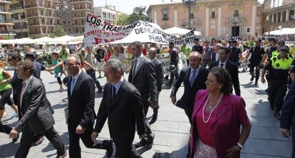 Fabra, Ruiz-Gallardón y Barberá pasan junto a los manifestantes contra los recortes.