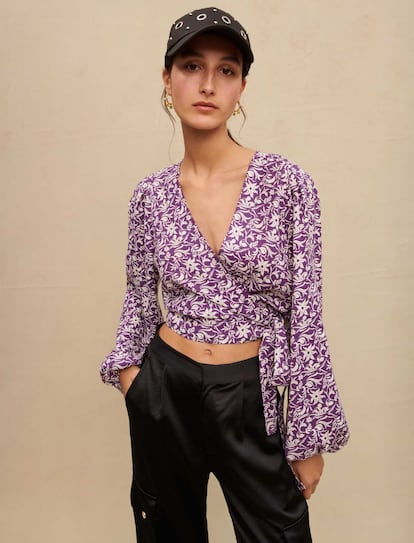 Si quieres darle a tu estilo un aire entre romántico y bohemio, esta camisa de flores cruzada de Maje es justo lo que buscas.

195€