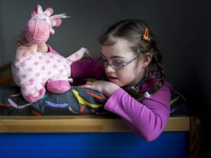 Szirka Voith, uma criança húngara de nove anos com síndrome de Down.