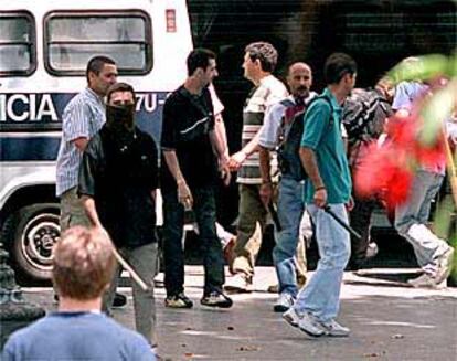 Agentes policiales der paisano el  pasado domingo en el centro de Barcelona.