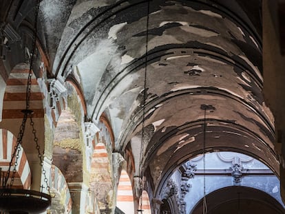 Daños en las bóvedas de la Mezquita de Córdoba tras el incendio.