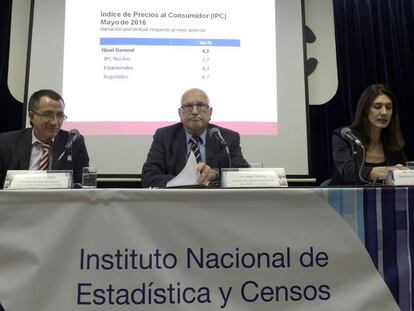 El director del INDEC, Jorge Todesca (centro), difunde el primer IPC oficial en 6 meses