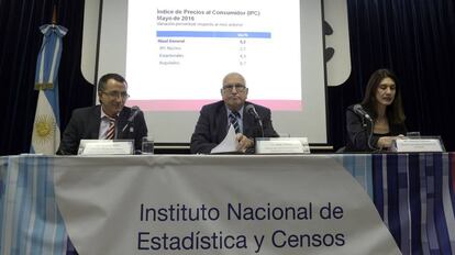 El director del INDEC, Jorge Todesca (centro), difunde el primer IPC oficial en 6 meses