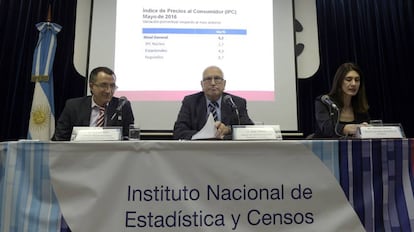 El director del INDEC, Jorge Todesca (centro), difunde el primer IPC oficial en 6 meses