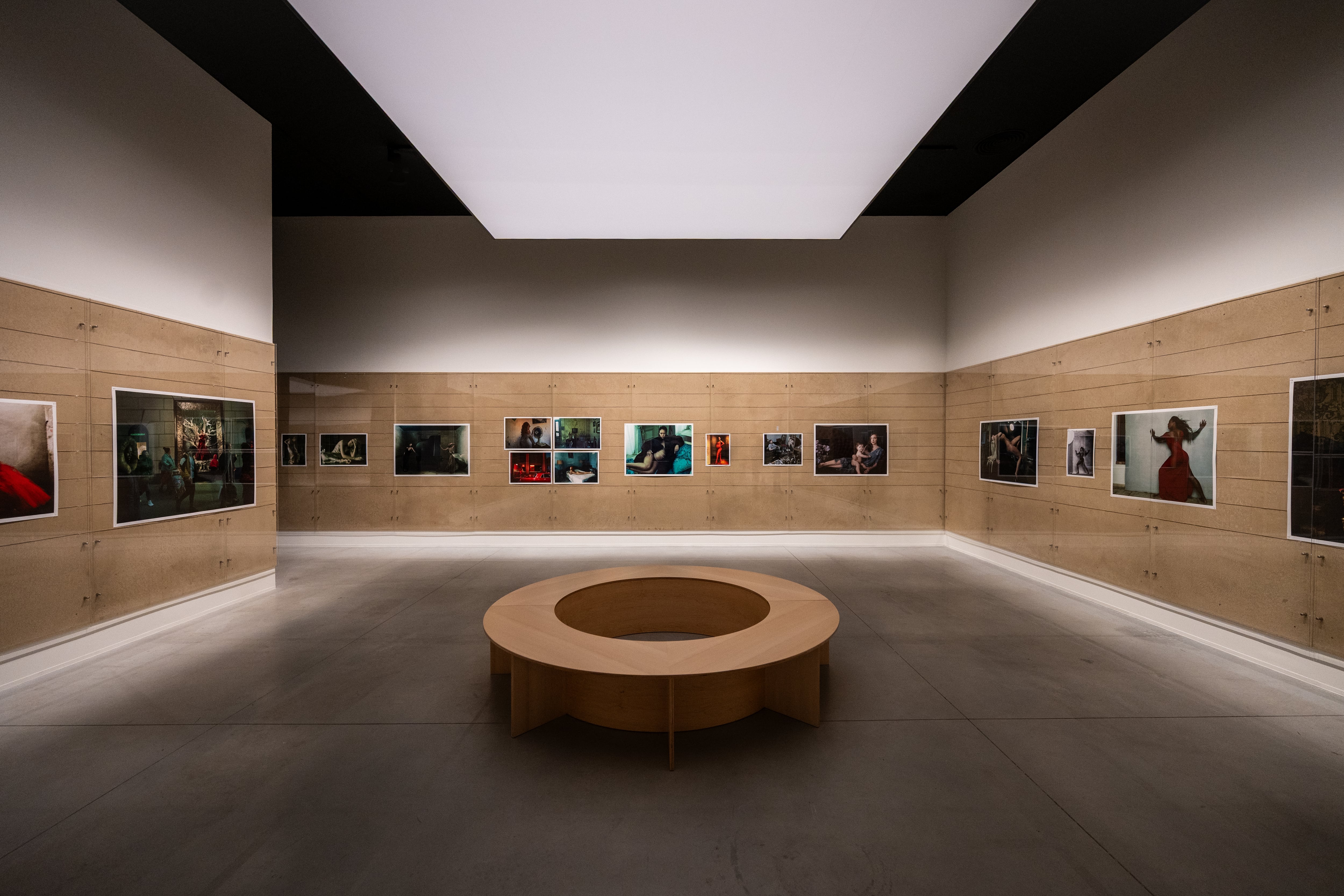 Vista de la muestra 'Wonderland', que resume cinco décadas de trayectoria de Annie Leibovitz, en la Fundación MOP de A Coruña.