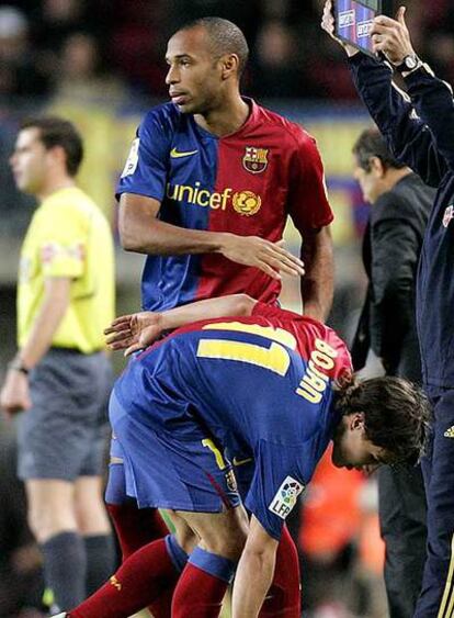 Henry releva a Bojan en un partido de esta temporada.
