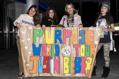 Unas fans sujetando una pancarta en honor a la gira del cantante. Con sudadera y gorros, algunas han querido tambin homenajear el estilo de Justin Bieber.