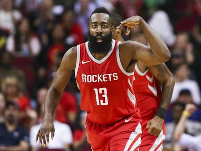 James Harden celebra uno de sus triples ante Utah.