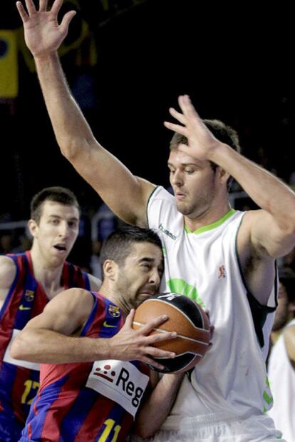 Juan Carlos Navarro trata de entrar a canasta ante la defensa del alero británico Joel Freeland.