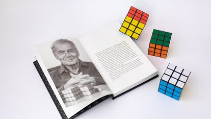 Ernö Rubik, el inventor del Cubo, en su libro autobiográfico (Blackie Books, 2022).