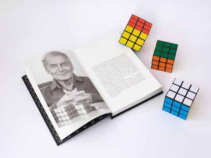 Ernö Rubik, el inventor del Cubo, en su libro autobiográfico (Blackie Books, 2022).