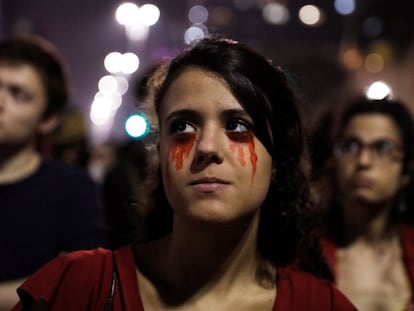 Lágrimas de sangre y dolor. Una estudiante protesta contra la elección de Jair Bolsonaro en San Pablo.