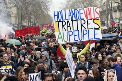 El manifestante Jean-Baptiste Redde aka Voltuan,sostiene un cartel que dice "Hollande, Valls, traidores a la gente", en referencia al presidente francés, François Hollande, y el primer ministro, Manuel Valls, en París.