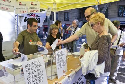 En este colegio electoral habilitado por la organización en Rambla Catalunya, se puede ver la urna en la que ha emitido su voto el presidente de la Generalitat, Artur Mas, y la urna utilizada en el primer referéndum soberanista en Arenys de Munt.