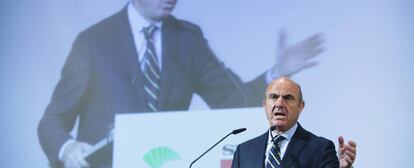 El Ministro de Economia, Industria y Competitividad, Luis De Guindos, durante su intervención en un desayuno-coloquio organizado en Málaga.