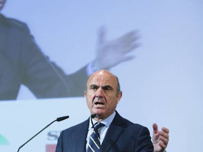 El Ministro de Economia, Industria y Competitividad, Luis De Guindos, durante su intervención en un desayuno-coloquio organizado en Málaga.