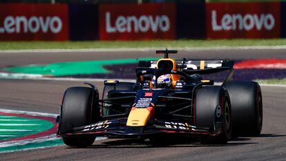 Max Verstappen durante la clasificación Q3 del GP de Fórmula 1 de Emilia Romagna en el circuito de Imola, Italia.