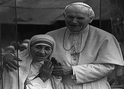 Juan Pablo II abraza a la Madre Teresa de Calcuta, mientras ambos saludan a los seguidores desde el &#39;papamóvil&#39; durante una visita oficial del Pontífice a Calcuta. (3-2-86)