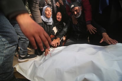 Varios palestinos lloran ante el cadáver de un familiar muerto en un ataque israelí en Jan Yunis, en el sur de Gaza, este viernes.