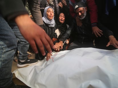 Varios palestinos lloran ante el cadáver de un familiar muerto en un ataque israelí en Jan Yunis, en el sur de Gaza, este viernes.