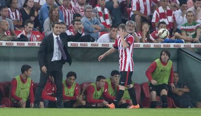 Munian camina hacia el banquillo junto a Valverde.