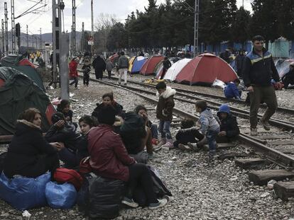 Refugiados en el campamento de Idomeni (Grecia), este viernes.